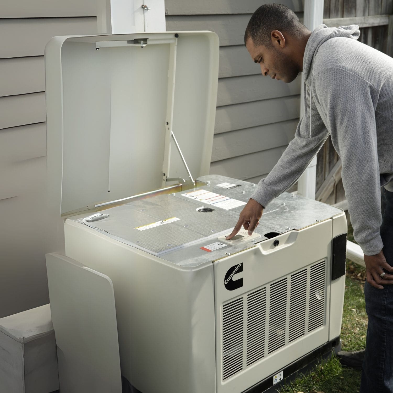 Cummins RS17A 17kW Home Standby Generator man setting this up