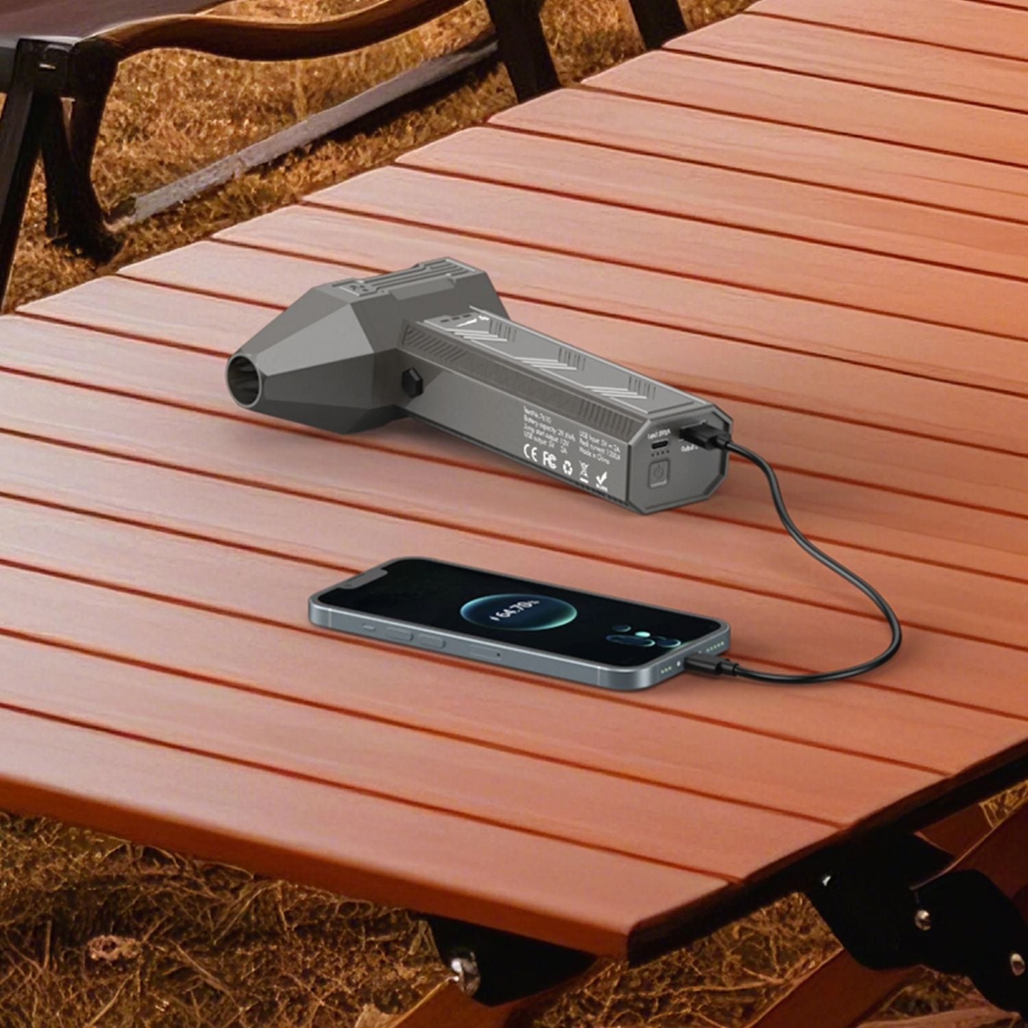 Wagan iOnBoost™ V8 Jet can be used to charge a phone.